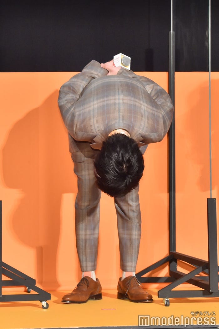 深々とお辞儀をする田中圭(C)モデルプレス