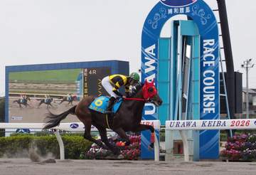 【地方競馬】浦和に「闘魂」メンコ現る！ウノキボンバイエが新馬V 赤シャツ着用の宇野木師「気合はすごい」