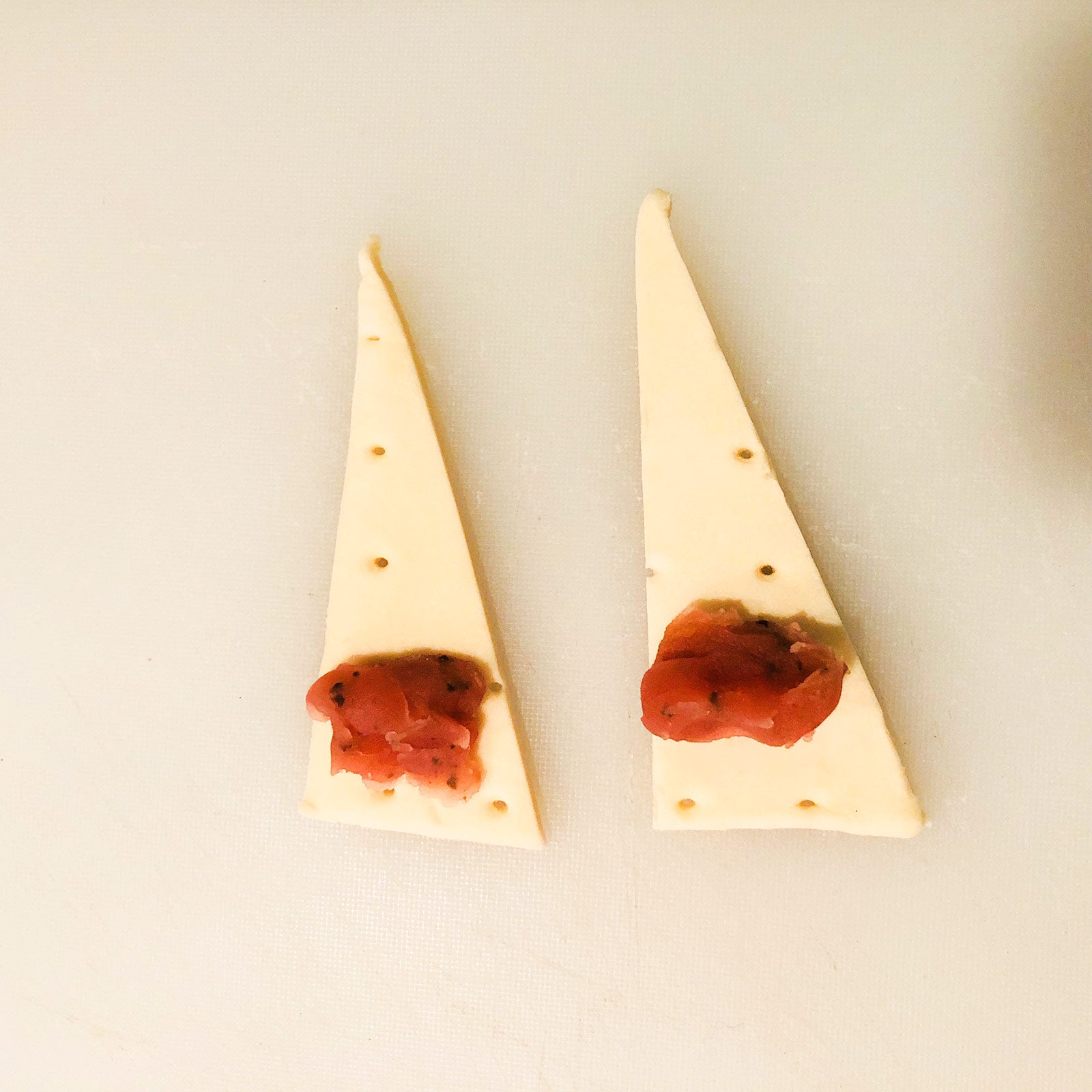 手順2：大きい面積の方に桜あんをのせクルクルと巻く／画像提供：柏原歩