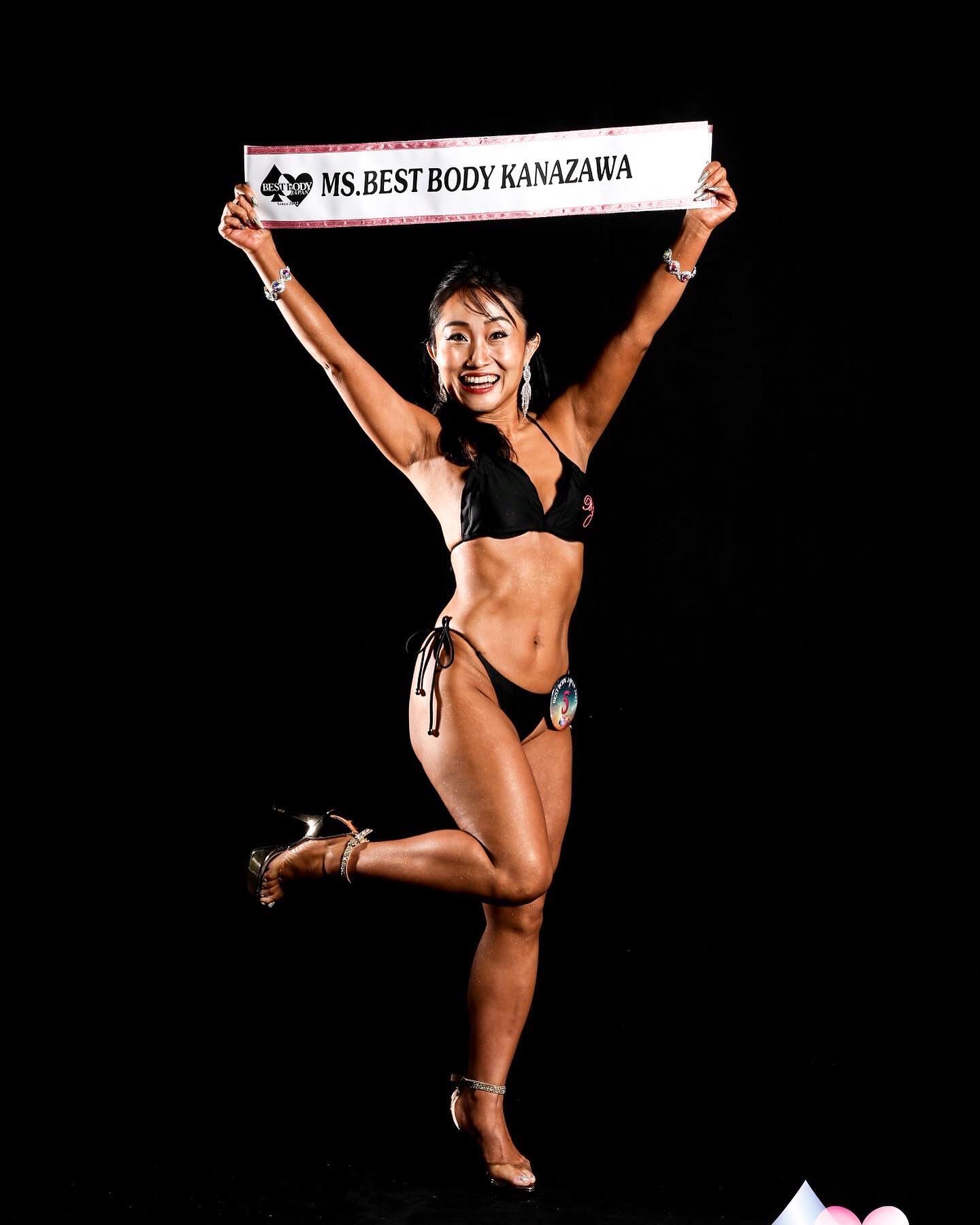 キンタロー。“産後ダイエット成功”ベストボディジャパン5位の美ボディ披露