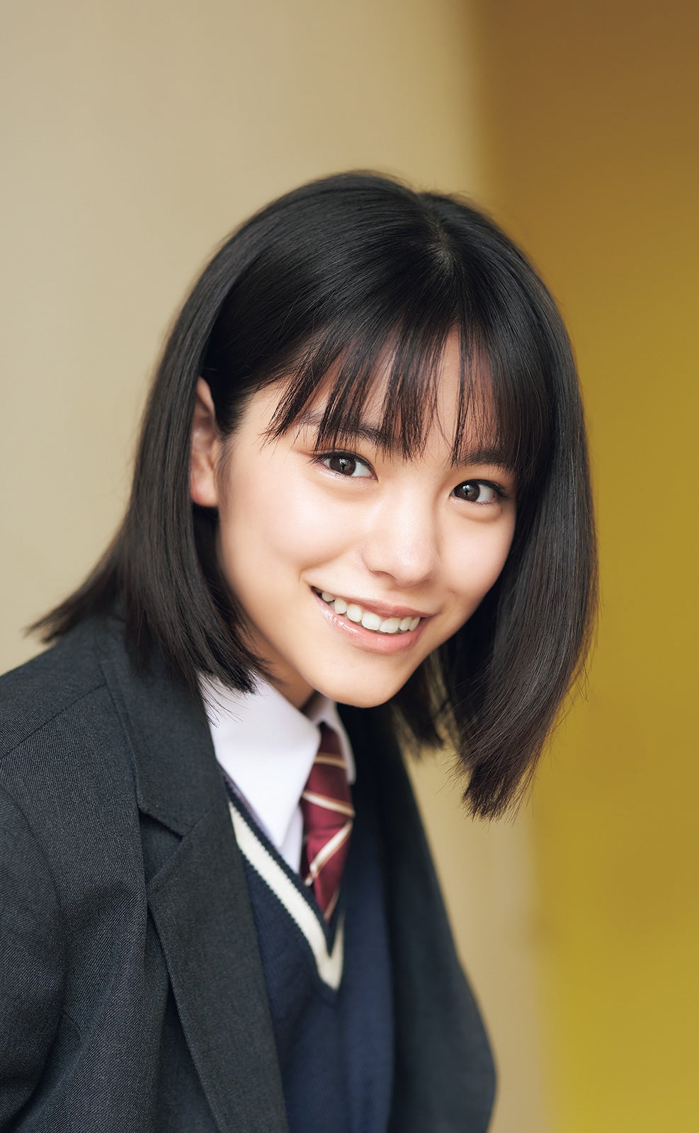 當真あみ、眩しい制服姿披露 美肌輝くカットも