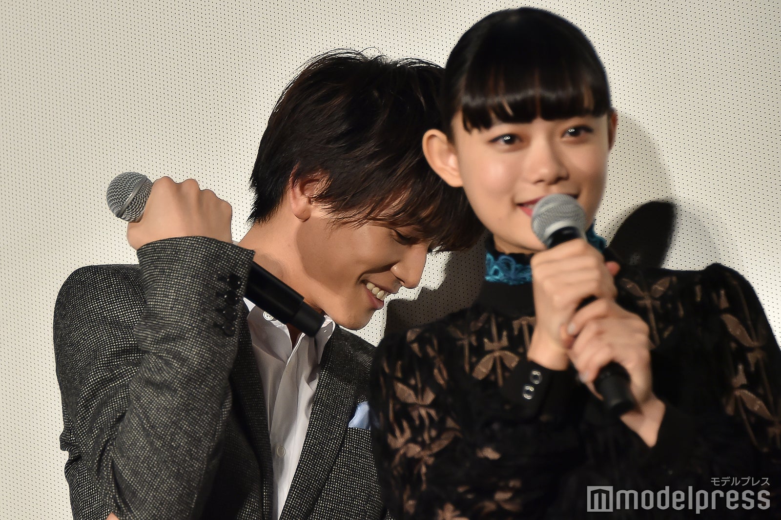 杉咲花に隠れてタイミングをうかがう岩田剛典 （C）モデルプレス