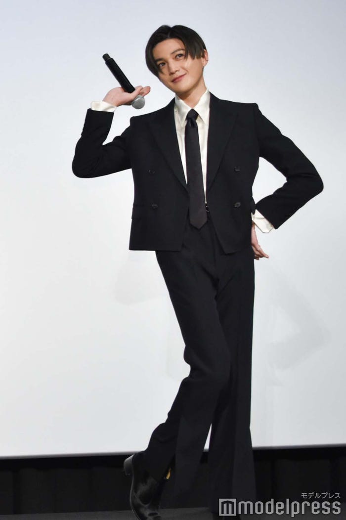 萩原利久に褒められノリノリでポージングする八木勇征(C)モデルプレス