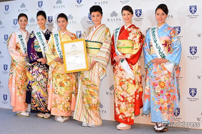 （左から）川口紗希さん、下村彩里さん、山形純菜さん、藤原紀香、増田ションフェルド茉莉さん、藤元さやかさん