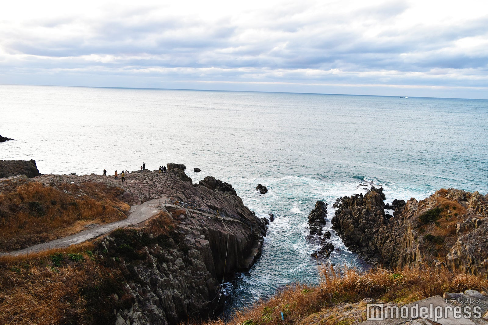 ライオン岩、ローソク岩などを巡る遊覧船もオススメ。下から見上げる東尋坊も迫力満点！（C）モデルプレス