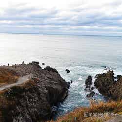 ライオン岩、ローソク岩などを巡る遊覧船もオススメ。下から見上げる東尋坊も迫力満点!(C)モデルプレス