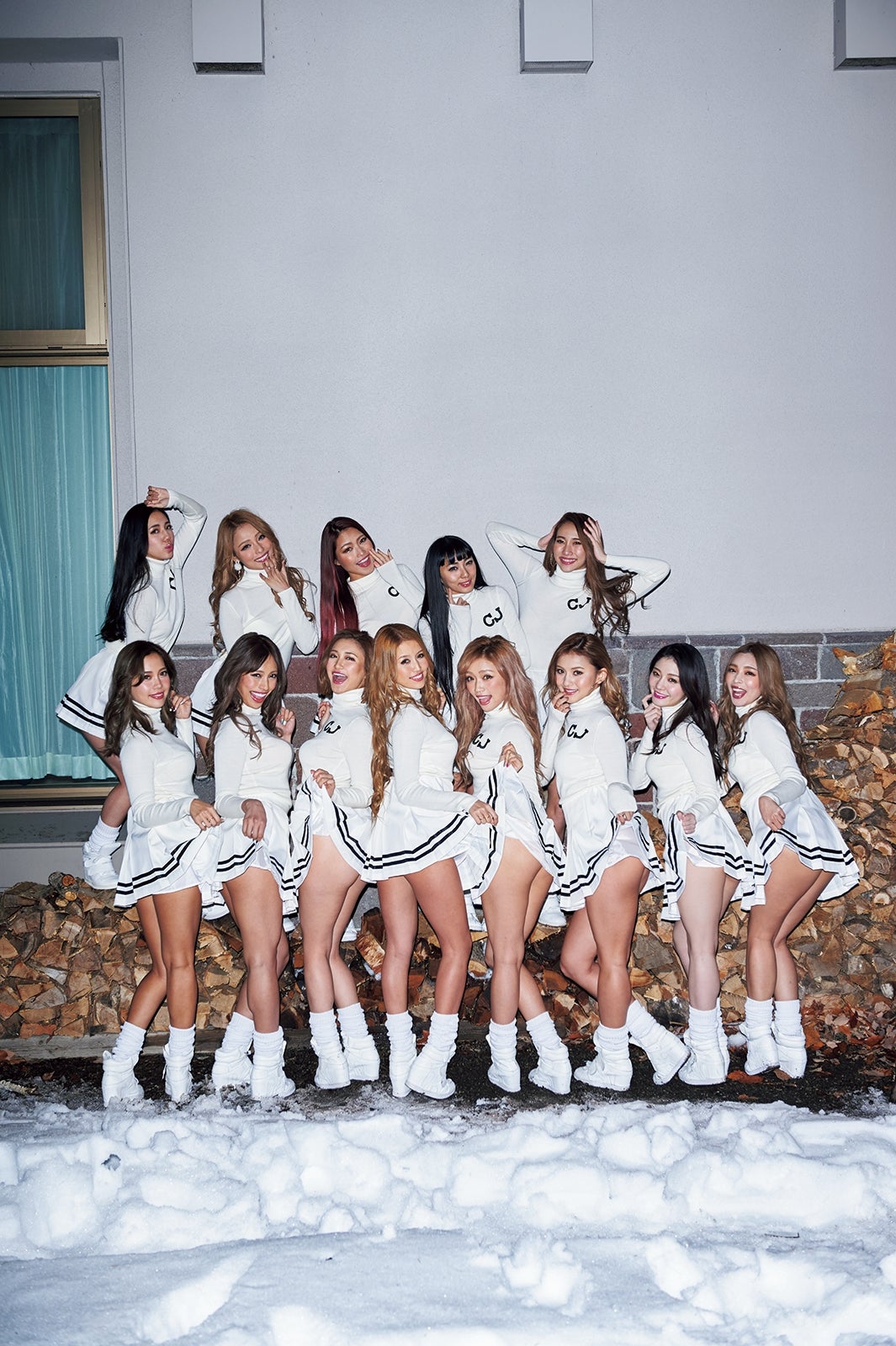 『CYBERJAPAN DANCERS PHOTOBOOK HOLIDAY★GALS』より（画像提供：宝島社） 