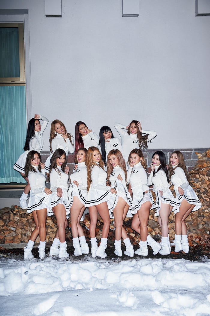 CYBERJAPAN DANCERS『HOLYDAY★GALS』より(写真提供:宝島社)