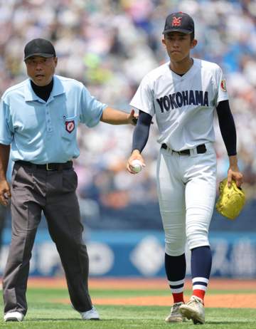 横浜 織田翔希が続投志願で交代拒否も・・・無念の七回途中降板 右足つりながらも無安打無失点3四球の圧巻投球 降板時にスタンドから大きな拍手