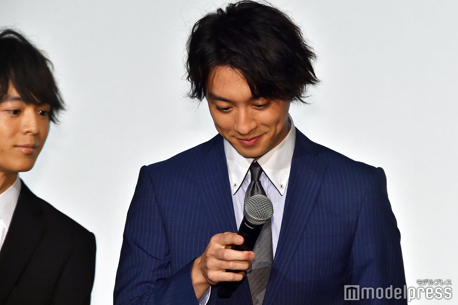 マイクのスイッチがオフになっていた渡部秀（右）を心配し、覗き込む溝口琢矢（左） （C）モデルプレス