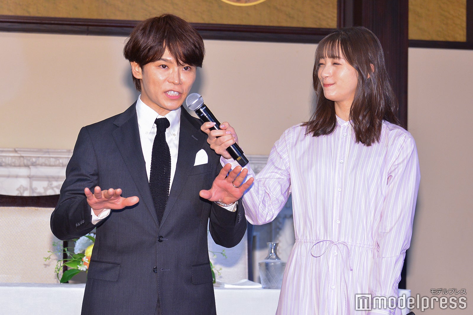 手話で挨拶をしたTATSU、足立梨花（C）モデルプレス