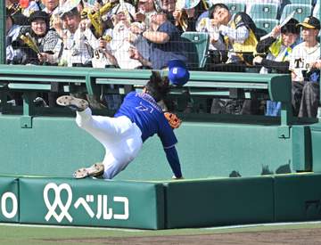 中日・福永裕基のアクシデント 福家審判員の迅速な行動にファン「動きが素晴らしい」「必死に訴えて」カメラマン席に飛び降り必死の形相で担架要請