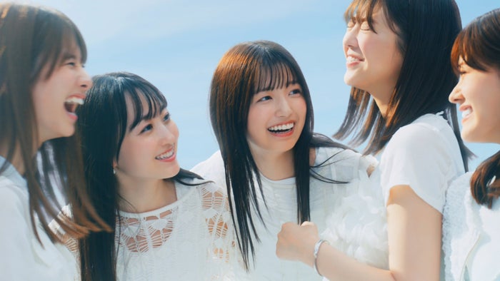 乃木坂46・5期生、プール撮影でじゃれ合い 井上和は涙を流す演技挑戦