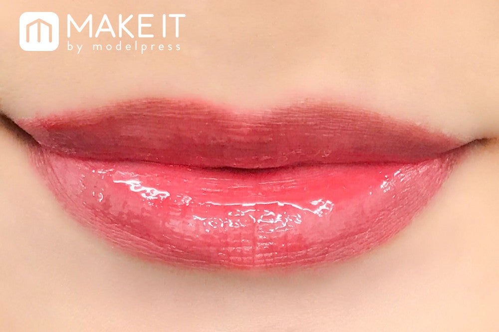 LB／スパイシージェリーリップグロス／フェミニンブルー 重ね塗りで使用 (C)メイクイット