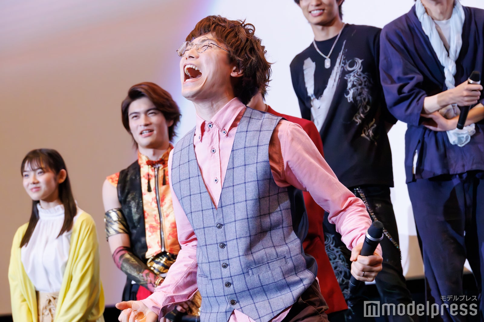 アピールする鈴木浩文（C）モデルプレス