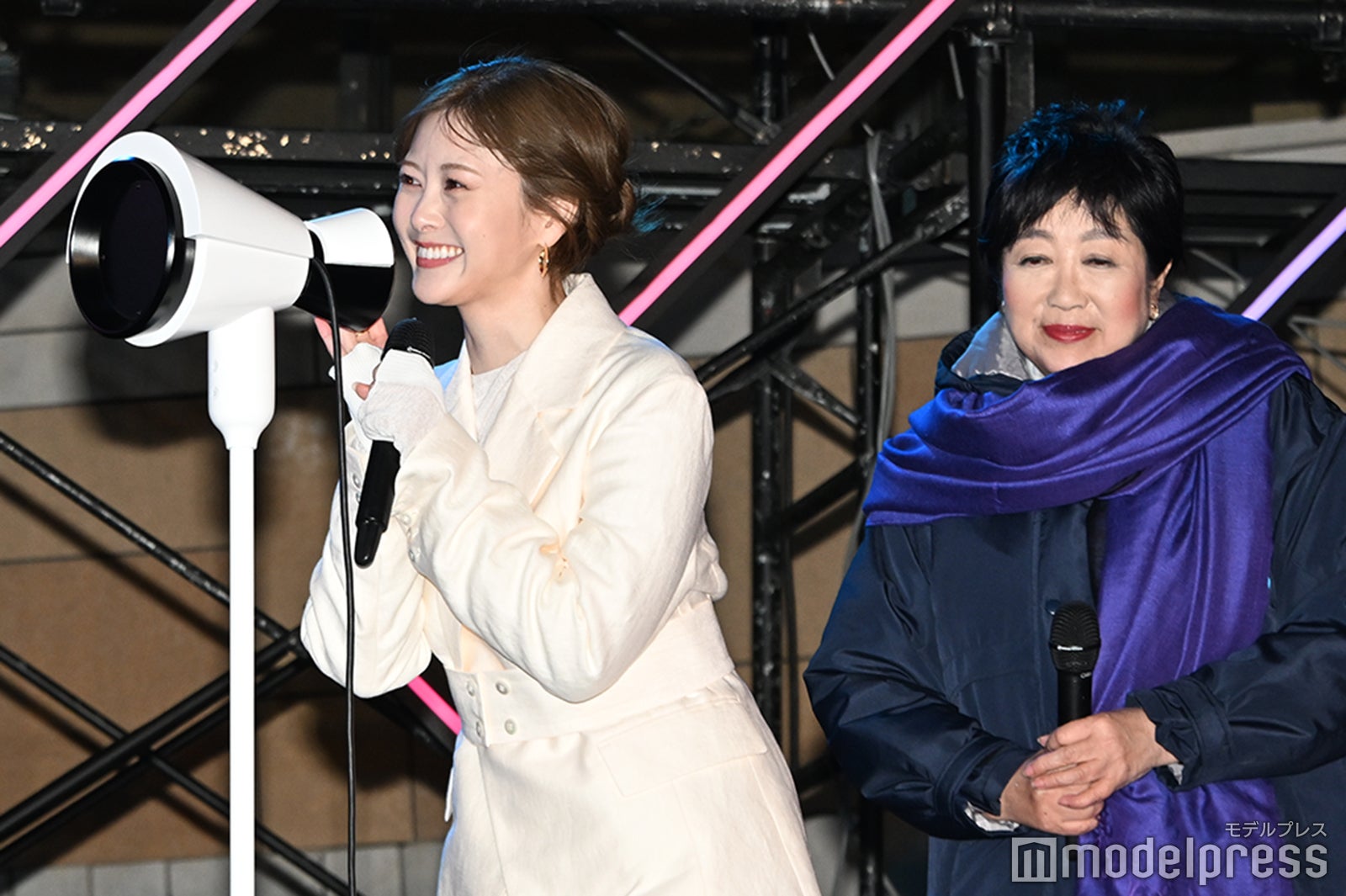 白石麻衣、小池百合子（C）モデルプレス