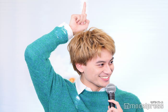 「うまキング!」を全力披露する小島健(C)モデルプレス