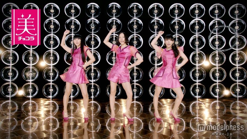 Perfume、ミニ衣装で美脚強調　クールなパフォーマンスを披露