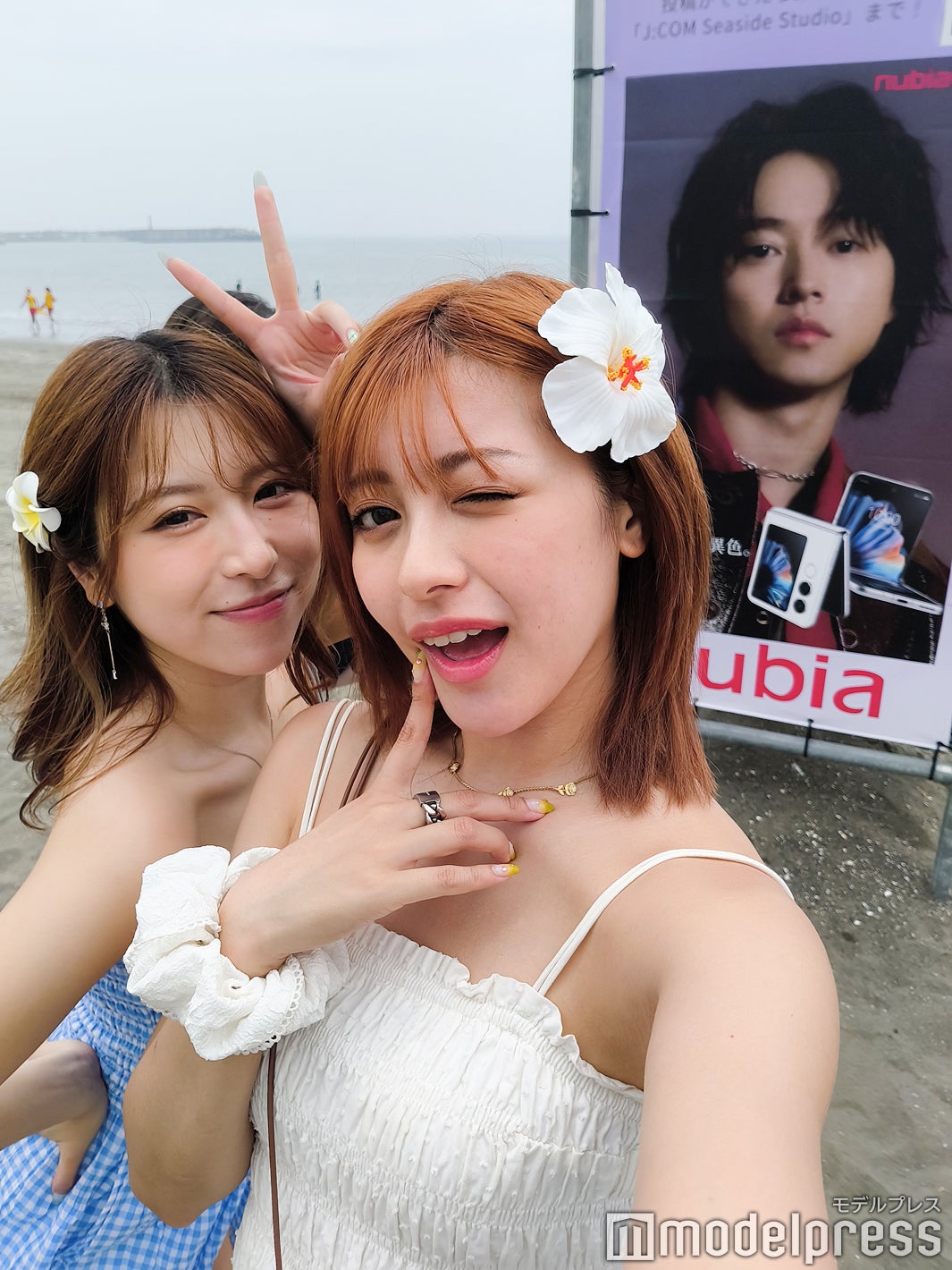 nubia Flip2で山崎賢人の広告塔と自撮り（C）モデルプレス