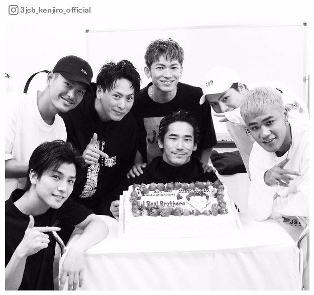 三代目jsb 集合ショットにファン歓喜 過去写真との比較も話題 イケメン度増してる 顔似てきた モデルプレス