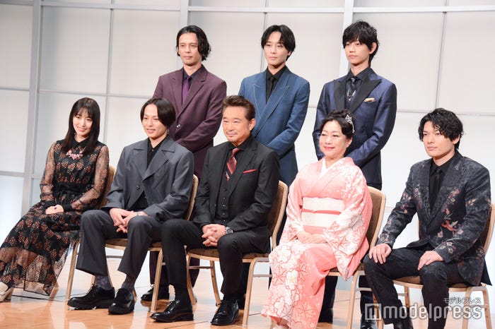 (後列左から)河相我聞、猪野広樹、高橋健介(前列左から)菅井友香、新木宏典、船越英一郎、山村紅葉、崎山つばさ(C)モデルプレス
