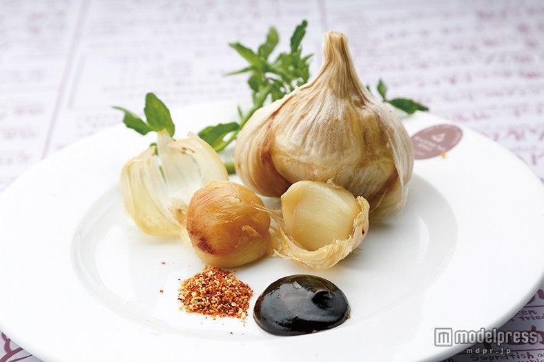 Garlic restaurantはじめの一っぽ「特大！福地ホワイト6片にんにくの丸揚げ」／画像提供：ガーリックパラダイス実行委員会