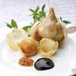 Garlic restaurantはじめの一っぽ「特大！福地ホワイト6片にんにくの丸揚げ」／画像提供：ガーリックパラダイス実行委員会