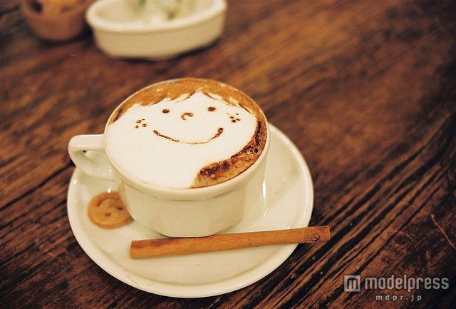まるで童話の世界のよう、都内の癒やしカフェでキュートなラテを