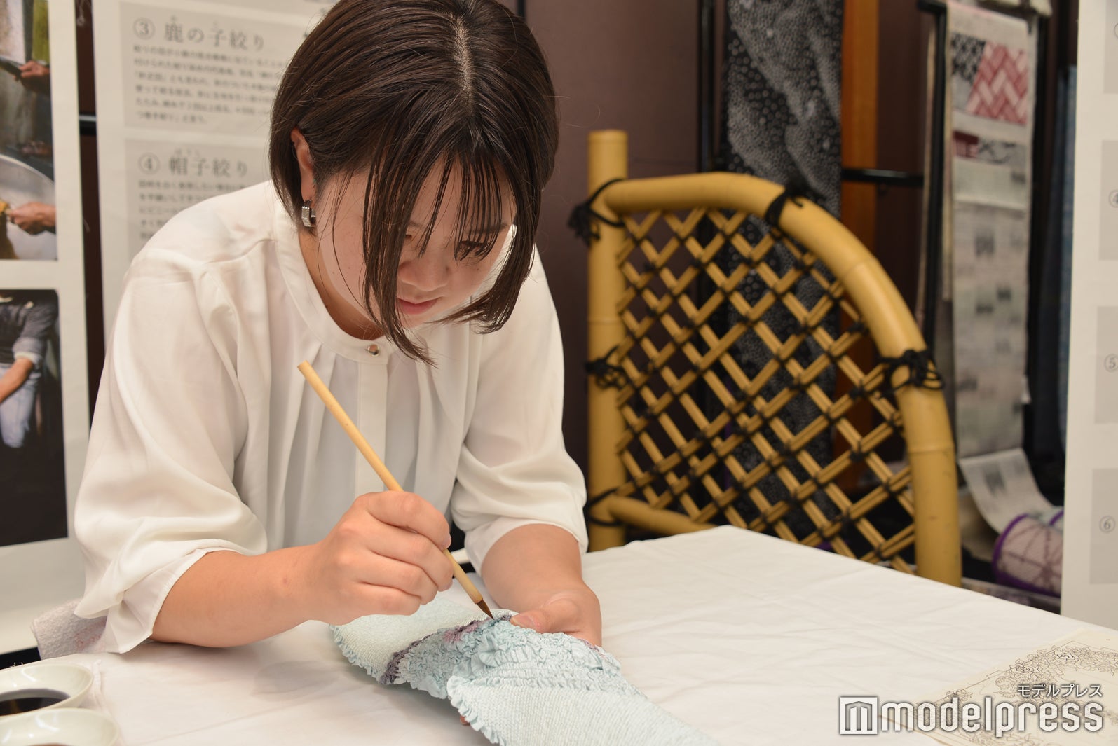 生地の表裏どちらも筆で染めていく（C）モデルプレス