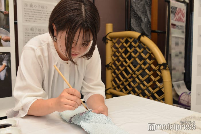 生地の表裏どちらも筆で染めていく(C)モデルプレス