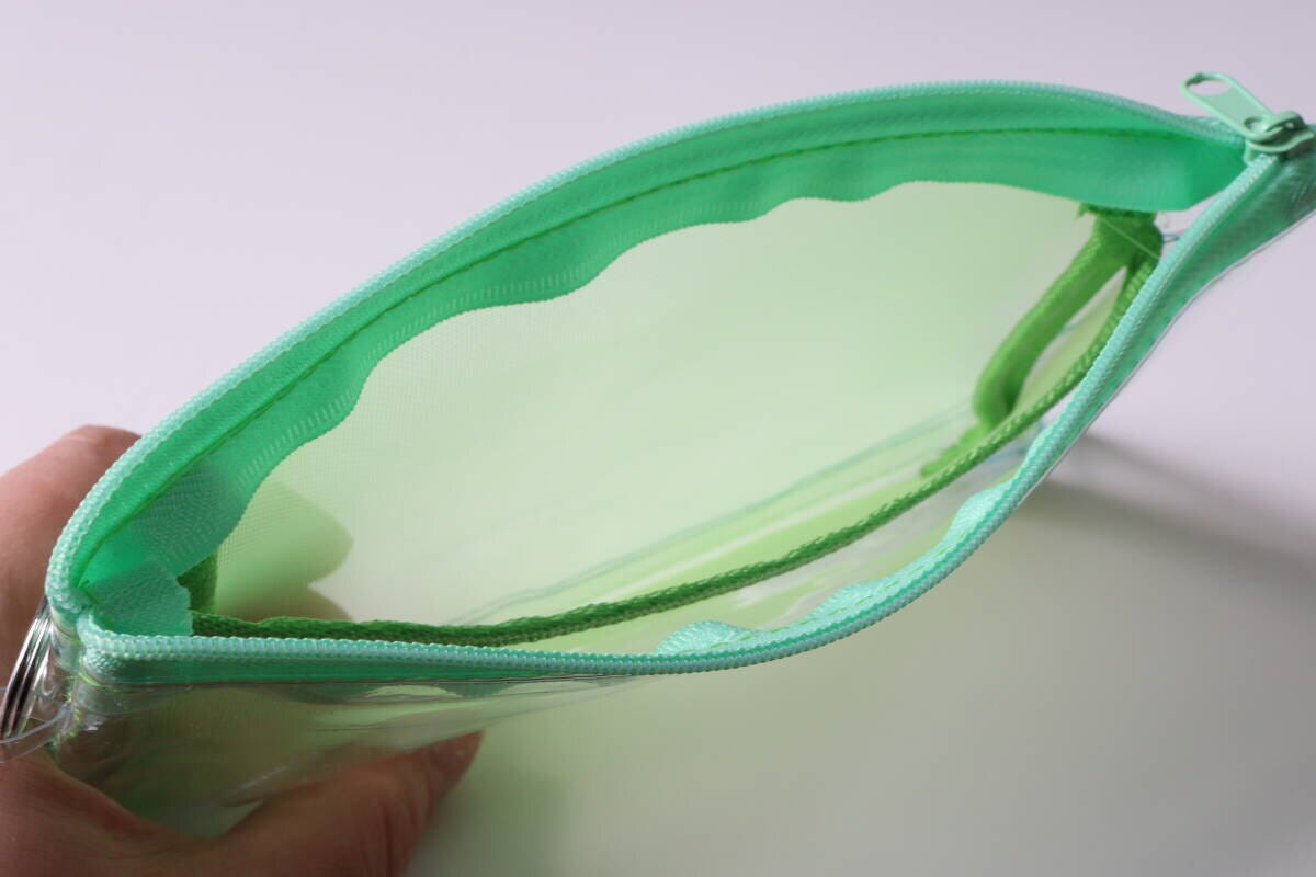 ダイソー メッシュポケット付ペンケース ダイソーのメッシュポケット付ペンケース