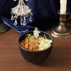 県境(ボーダー)のミニソースカツ丼 税込1,290円(C)青山剛昌/小学館・読売テレビ・TMS 1996