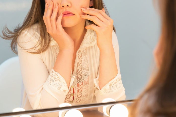大きなニキビを潰してしまって いけないと思いながらついやってしまう行為 モデルプレス 大きなニキビを潰してしまって いけないと思いながらついやってしまう行為 モデルプレス