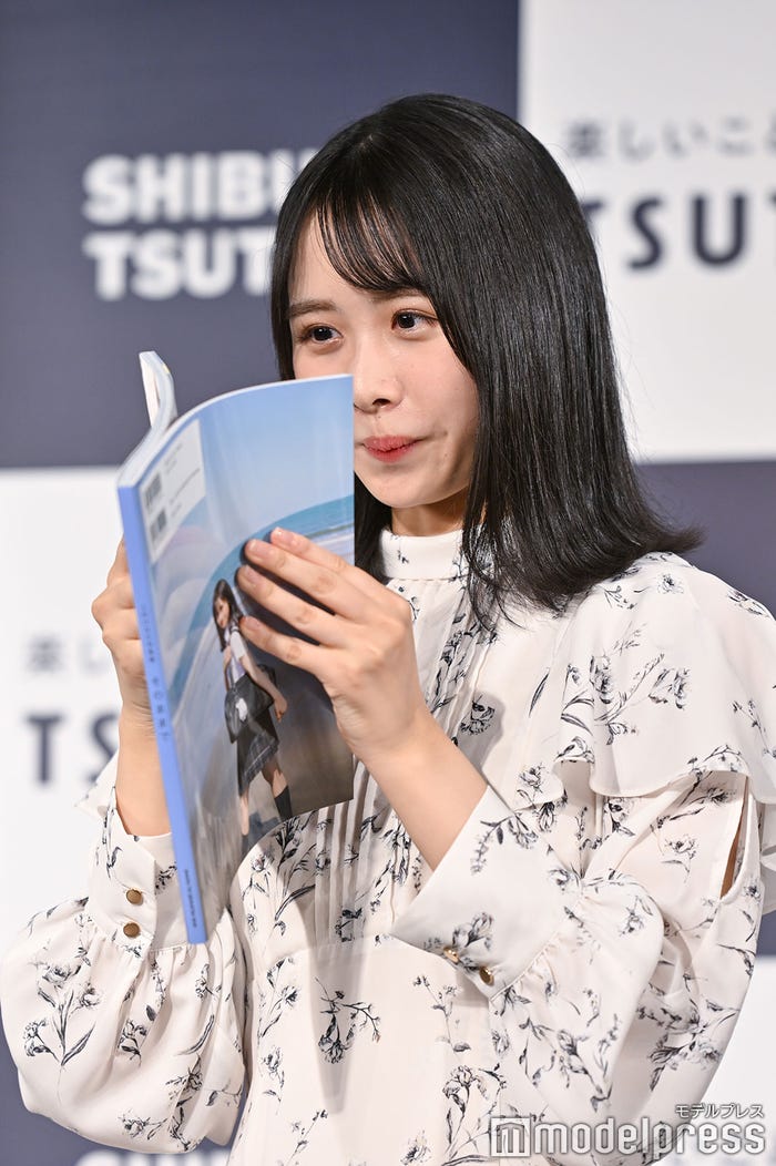 お気に入りカットを探す上村ひなの(C)モデルプレス