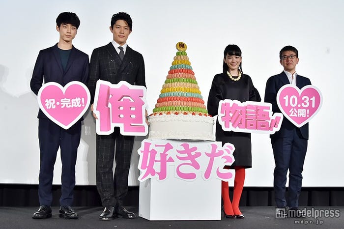(左から)坂口健太郎、鈴木亮平、永野芽郁、河合勇人監督