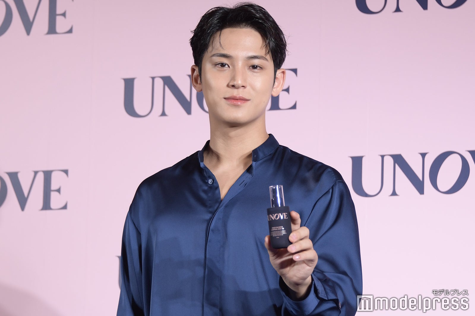 製品を前にアピールするミンギュ（C）モデルプレス