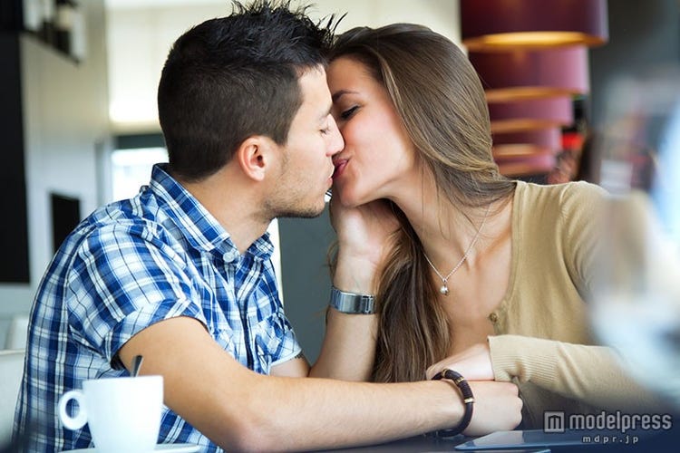 カラオケでキスしてくる男性心理と対応法 え 今何でしてきたの モデルプレス カラオケでキスしてくる男性心理と対応法 え 今何でしてきたの モデルプレス
