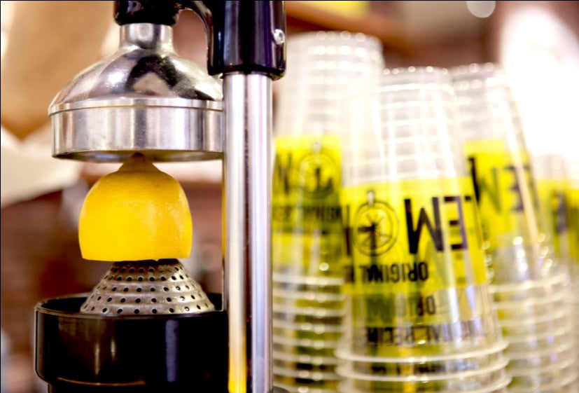 一つ一つ丁寧に抽出したフレッシュレモンジュースを使用（C）レモネードレモニカ