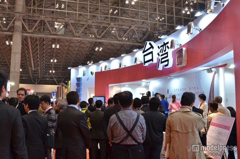 国ごとの文化に沿った多彩なステージパフォーマンスも