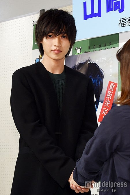 ファンと握手を交わす