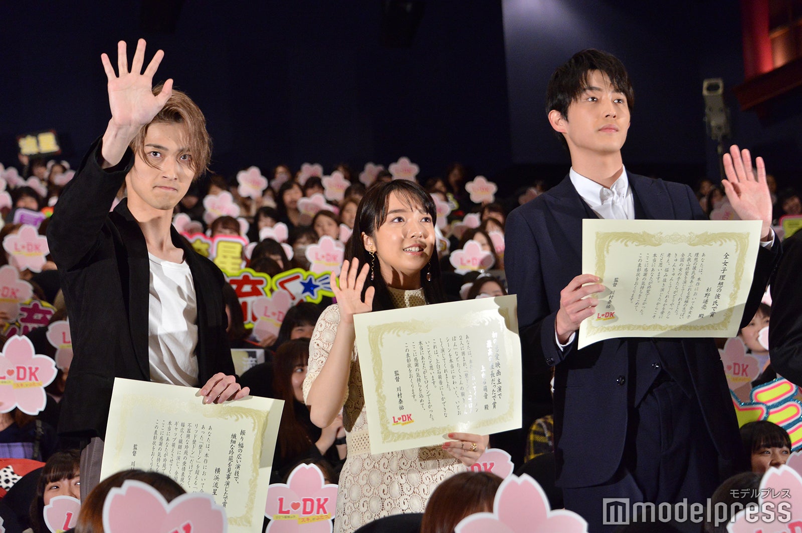 エア壁ドンをする横浜流星、上白石萌音、杉野遥亮（C）モデルプレス