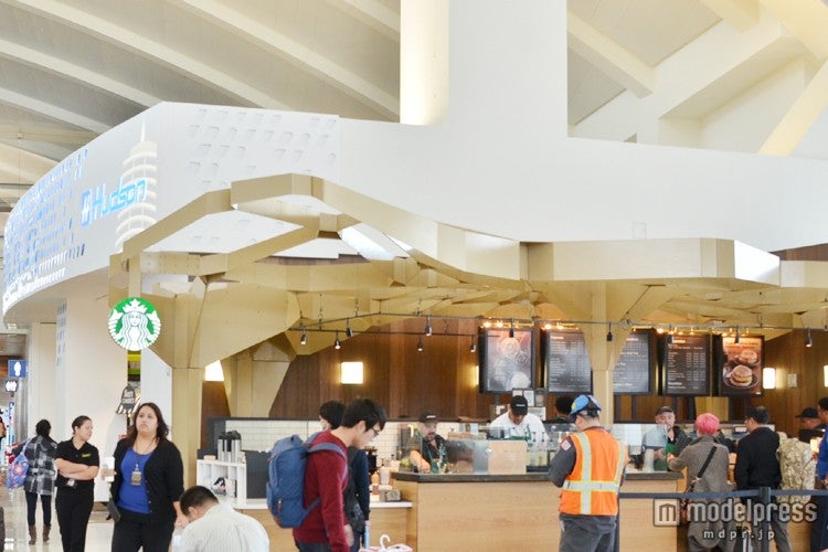 ロサンゼルス国際空港（通称：LAX「ラックス」）国際線ターミナル内にある「スターバックスイブニングス」