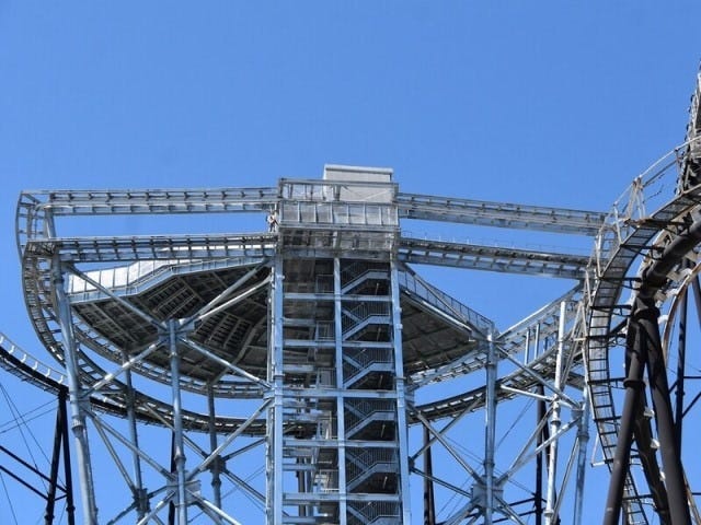 半円形になっているタワーの上部。ここを歩くんです