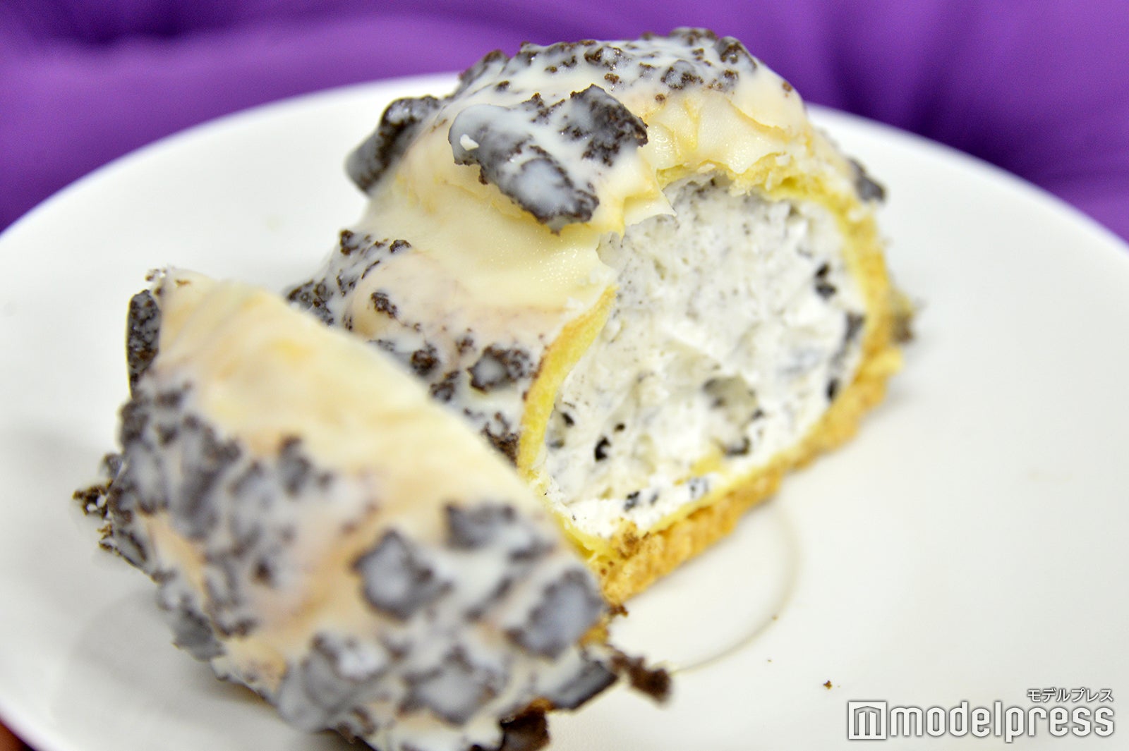 白いブラックサンダー クッキー＆クリームシュー（C）モデルプレス