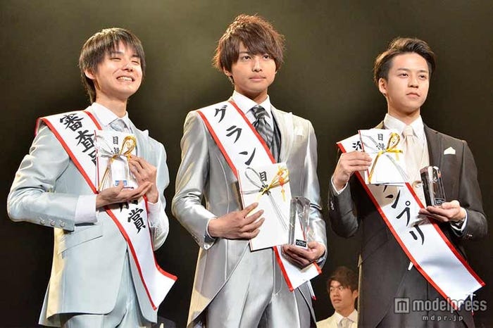 (左から)審査員特別賞の九州大学・副島和樹さん、グランプリの桜美林大学・根本拓夢さん、準グランプリの國學院大學・齋藤遼磨さん