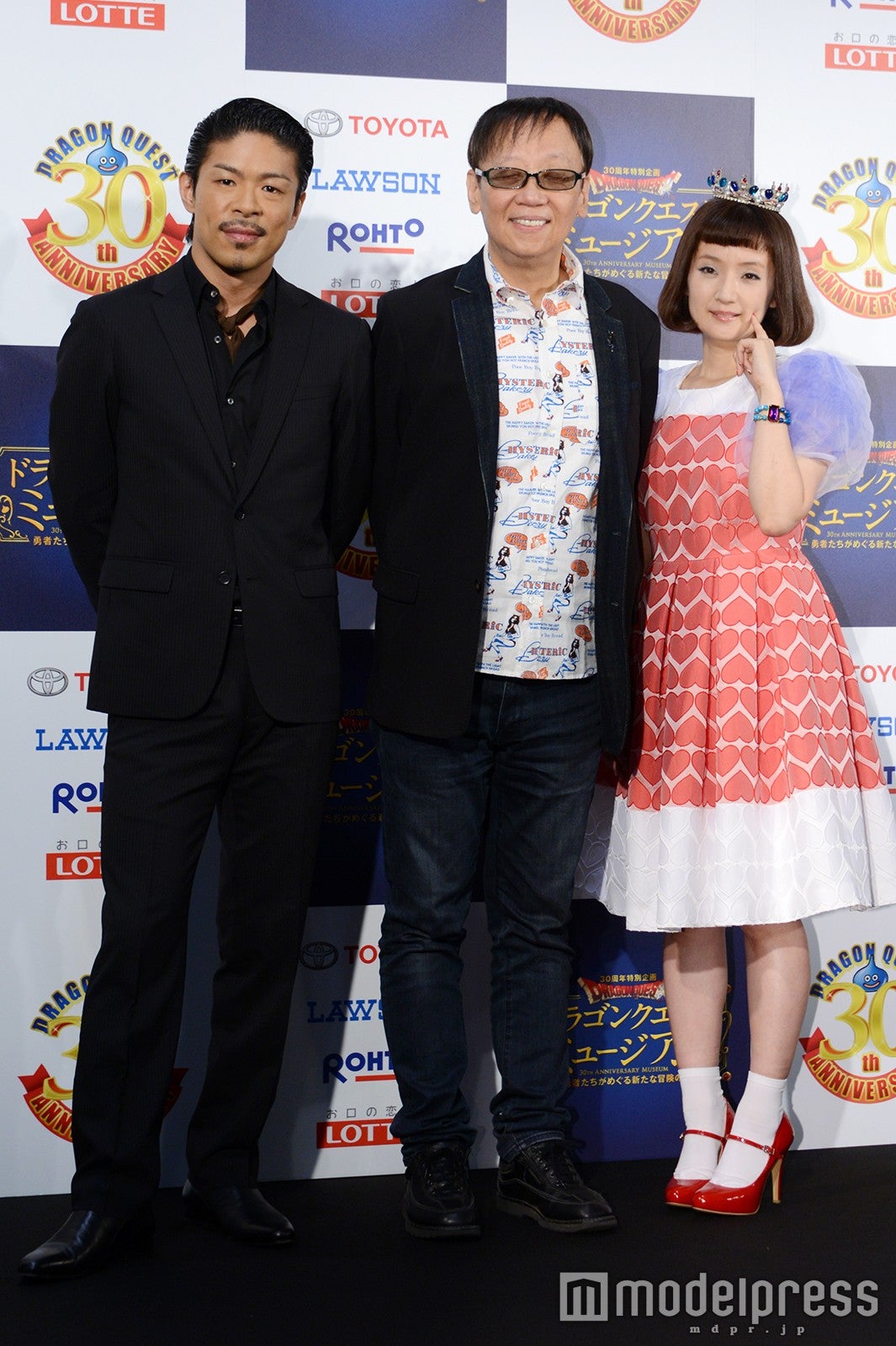 （左から）松本利夫、堀井雄二氏、千秋（C）モデルプレス