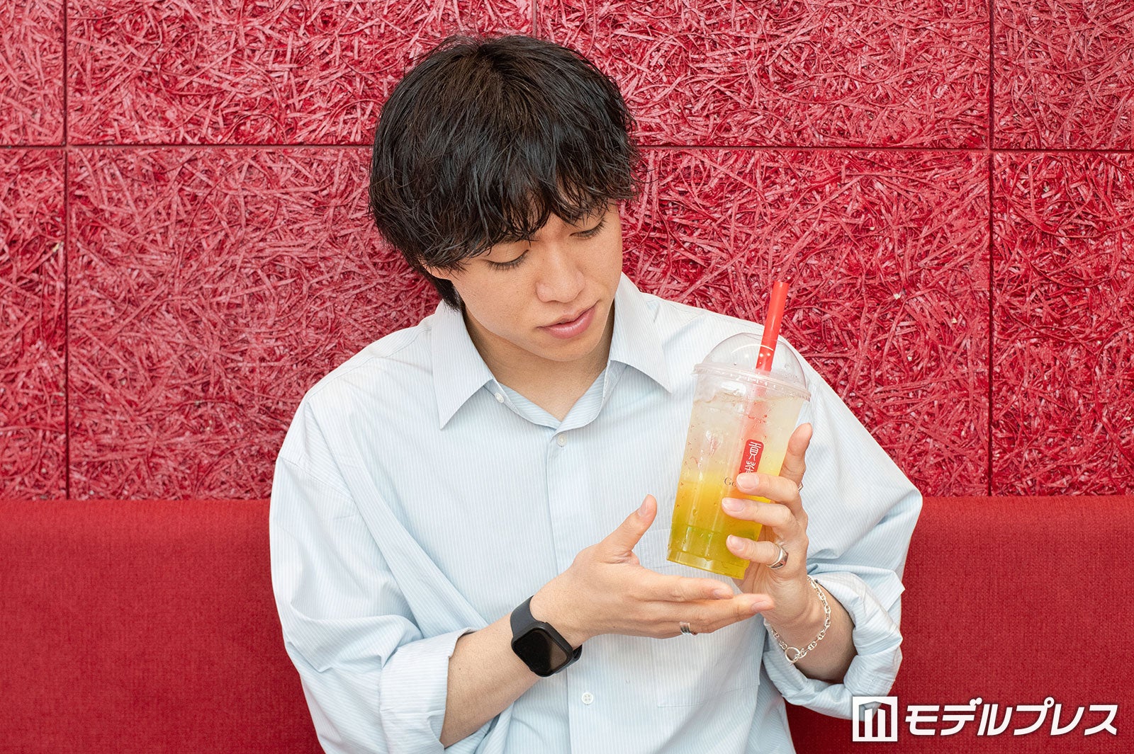 SHINEシャインマスカットスパークリングティーを試飲するKeishi（C）モデルプレス