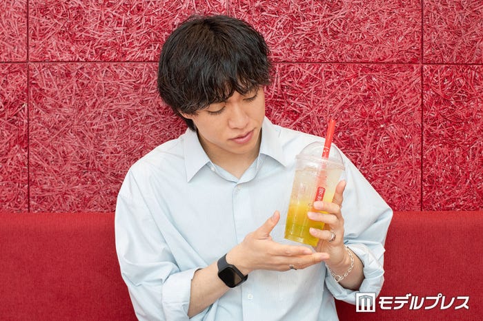 SHINEシャインマスカットスパークリングティーを試飲するKeishi(C)モデルプレス