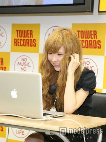 ファンと公開生チャットを楽しむMilky Bunny（益若つばさ）