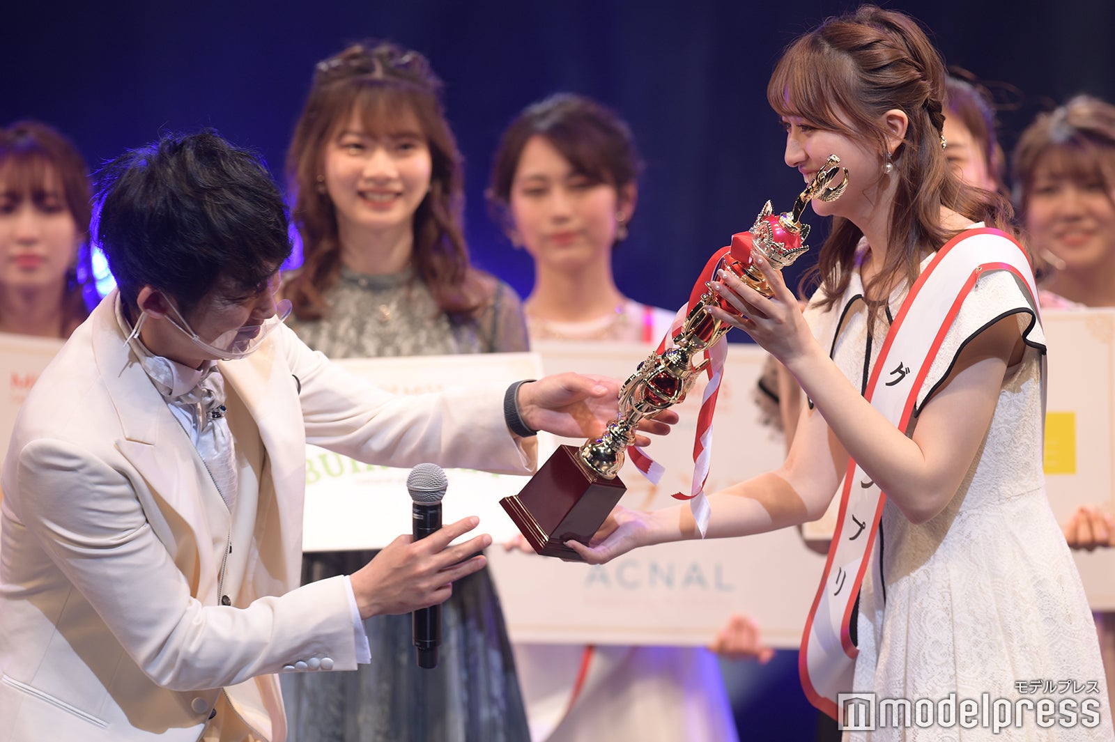 （左から）石田明、石川莉々花さん（C）モデルプレス